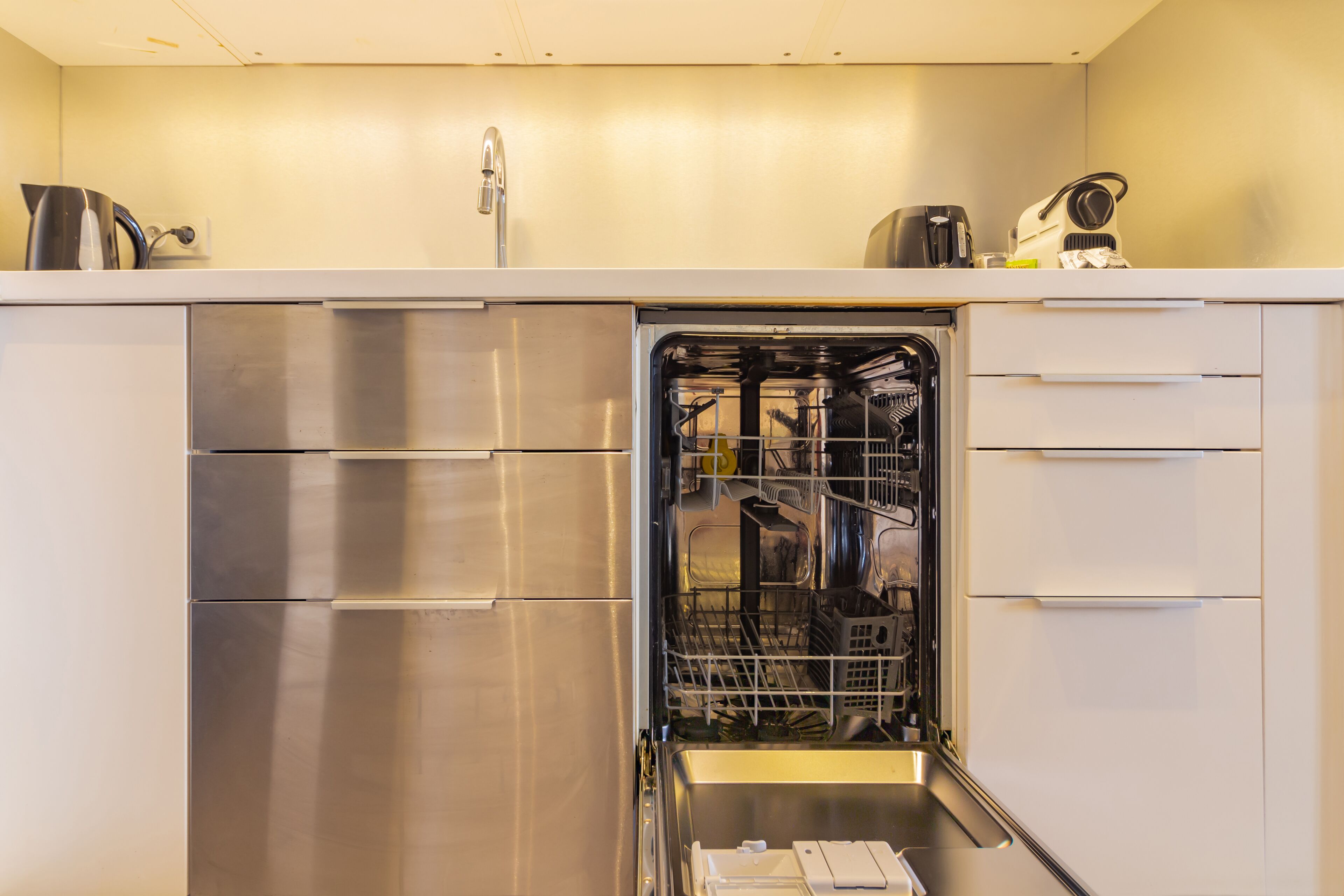 Fridge, microwave, stovetop, dishwasher