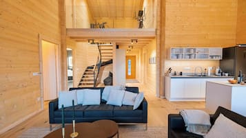 Smart-TV, peis, bøker og stereoanlegg