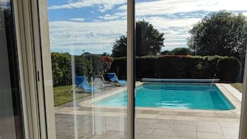 Una piscina al aire libre, una piscina climatizada