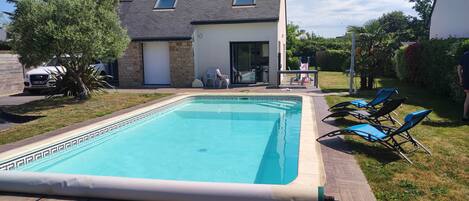 Una piscina al aire libre, una piscina climatizada