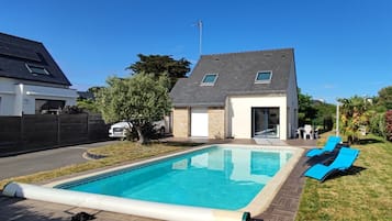 Een buitenzwembad, een verwarmd zwembad