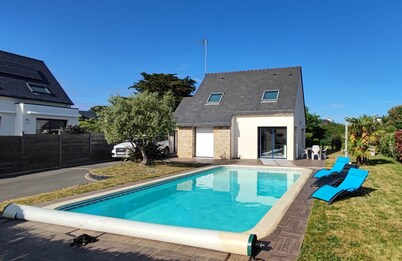 House with heated pool, all comforts, 500 m from the beach