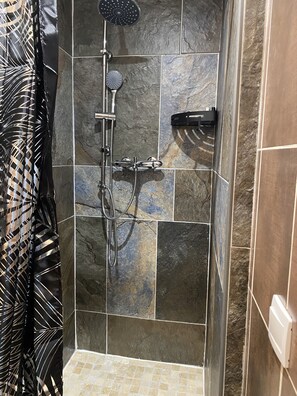 Suihku, hiustenkuivaaja, pyyhkeet, saippua