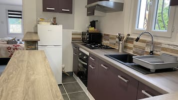 Frigorífico, microondas, horno y placa de cocina