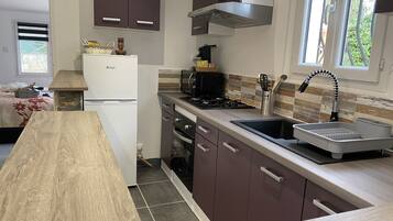 Réfrigérateur, micro-ondes, four, plaque de cuisson