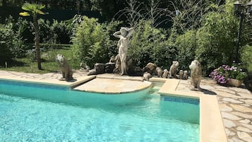 Una piscina al aire libre, una piscina climatizada
