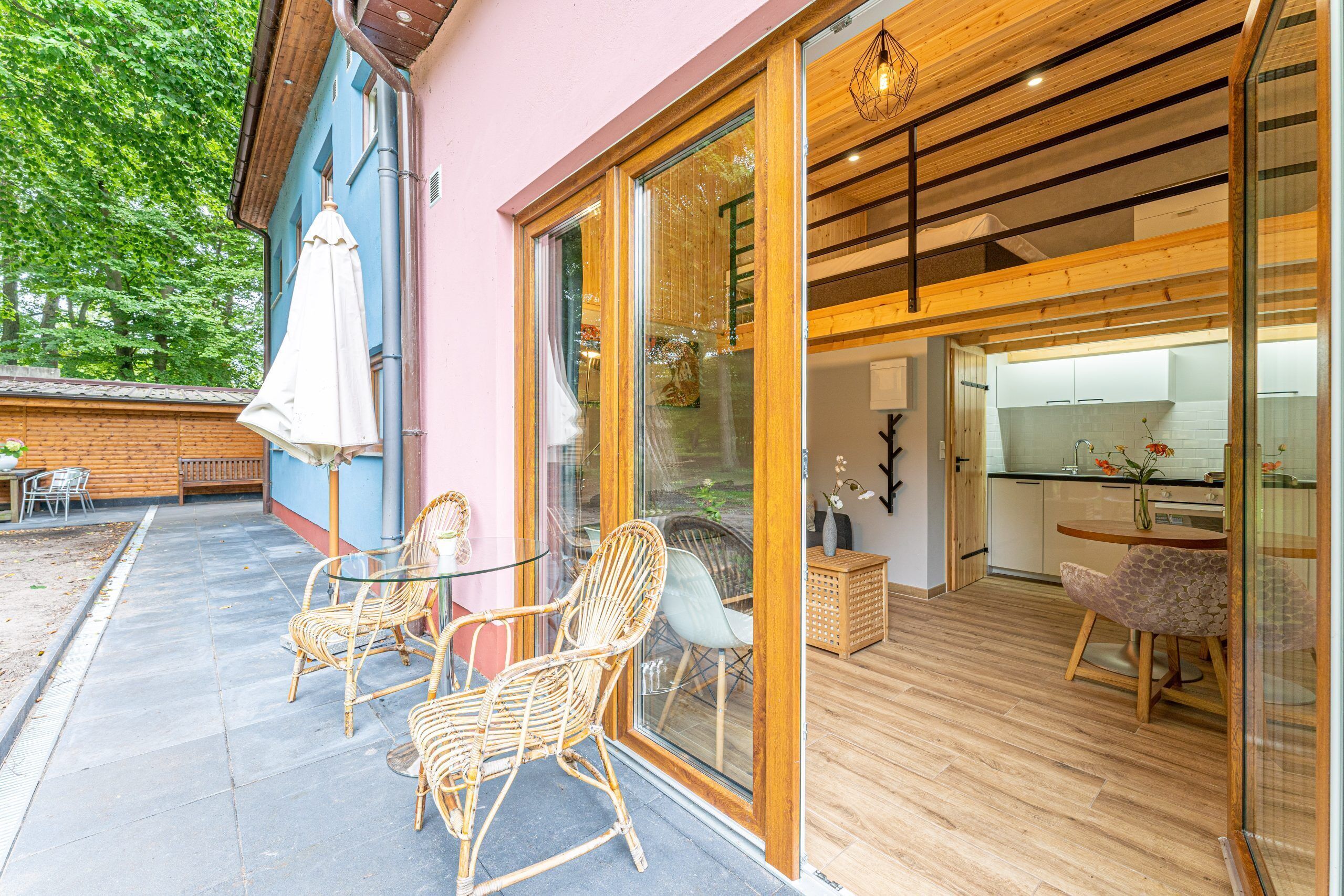 屋外ダイニングエリア