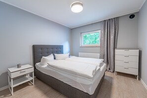 4 bedrooms, iron/ironing board, WiFi, bed sheets