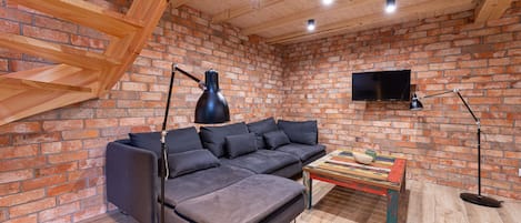 Tv, dvd-spelare, bordsfotboll och ett bordtennisbord