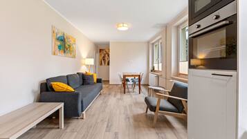 TV, lettore DVD, tavolo da calcetto, tavolo da ping pong