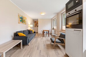 Fernseher, DVD-Player, Tischfußball, Tischtennisplatte