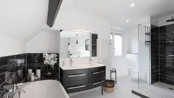 Een douche, een haardroger, handdoeken, zeep