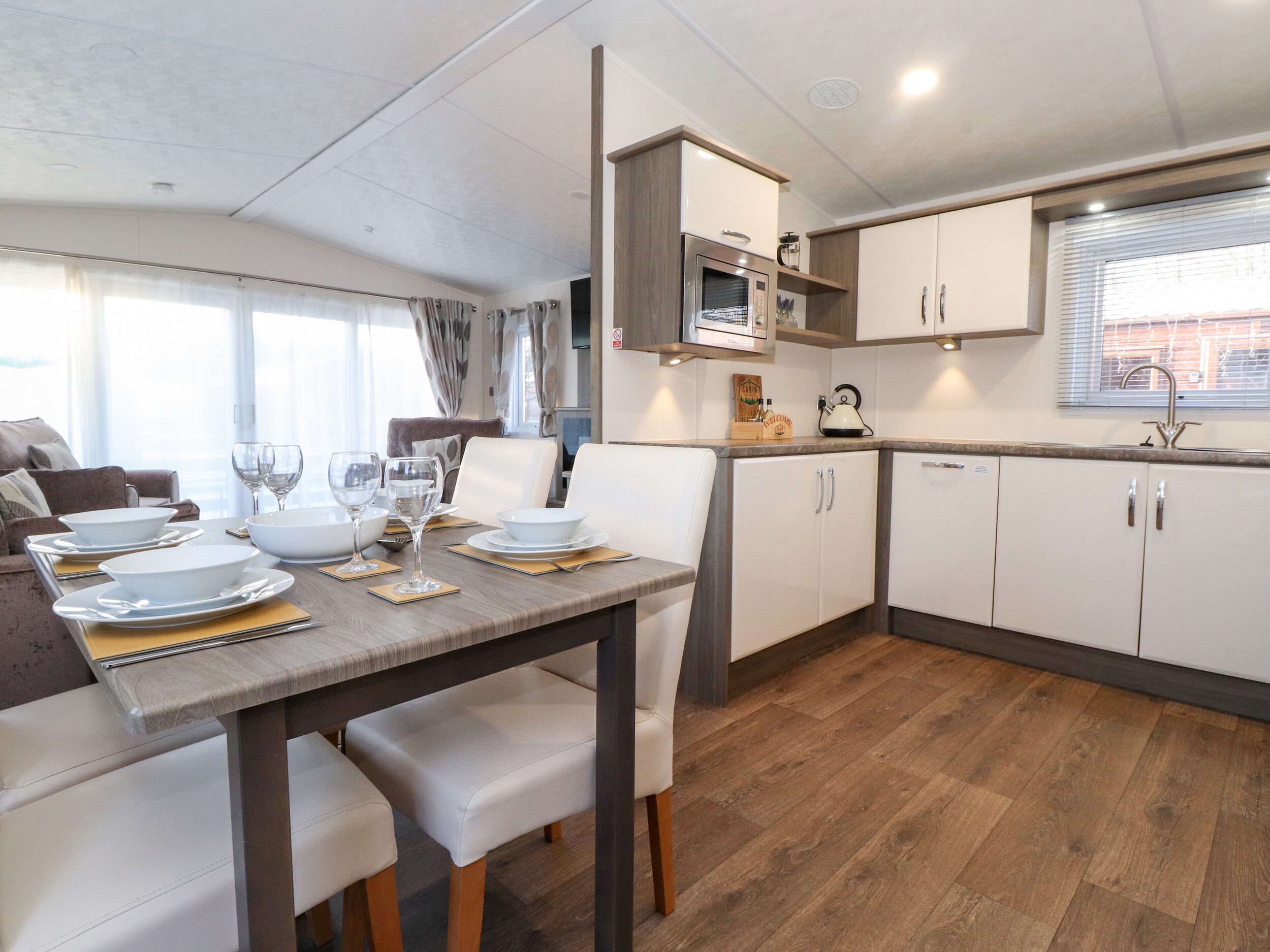 Kühlschrank, Geschirrspüler, Wasserkocher, Toaster