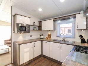 ตู้เย็น, เครื่องล้างจาน, กาต้มน้ำไฟฟ้า, เตาปิ้งขนมปัง