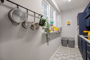 Fridge, microwave, oven, stovetop - The Yellow Door by Shortstays, Sleeps 25, 2 mins from Temple Bar! (Dublin 1)