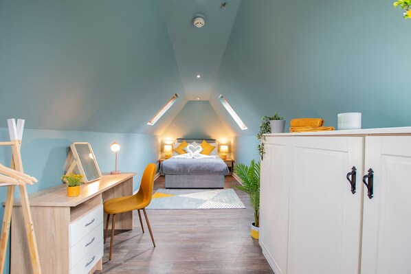 6 bedrooms, desk, iron/ironing board, travel crib