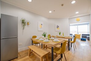 Dining - Sleeps 25 | Large Group House | 2 Min Temple Bar (Dublin 1)