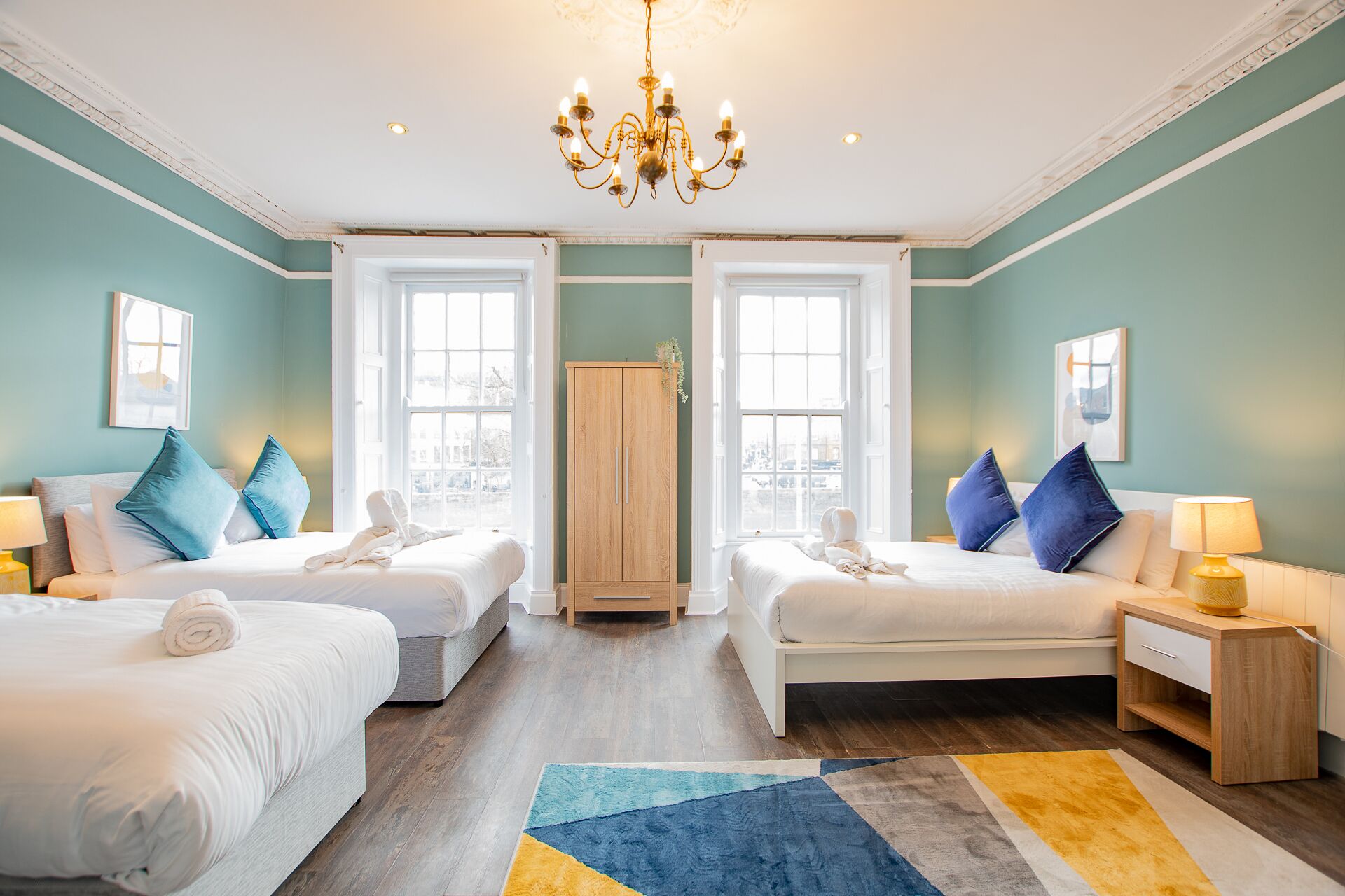 6 chambres, bureau, fer et planche à repasser, lit parapluie