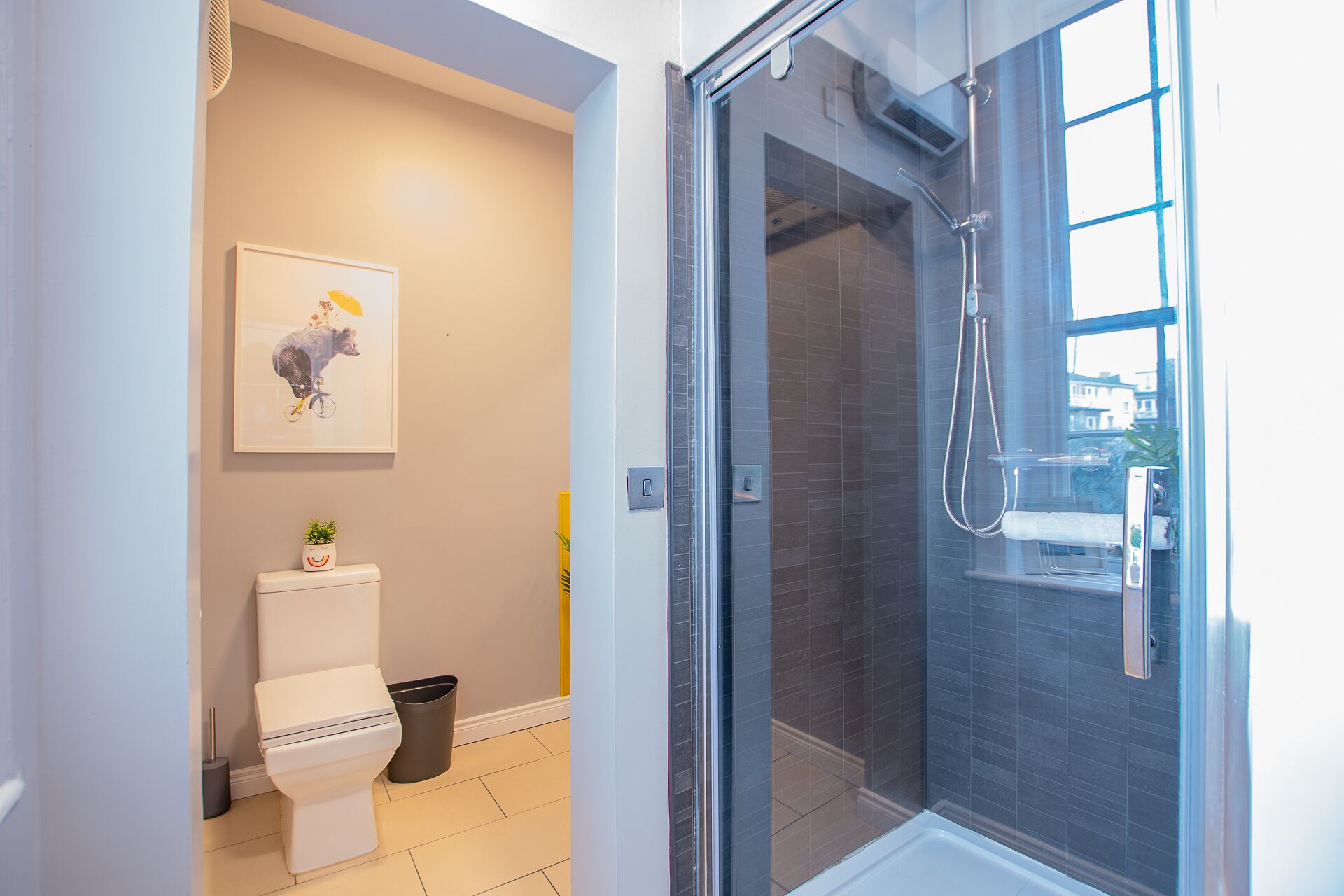 Douche, sèche-cheveux, serviettes fournies, savon