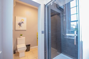 Shower, hair dryer, towels, soap - Sleeps 25 | Large Group House | 2 Min Temple Bar (Dublin 1)