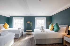 6 slaapkamers, een bureau, een strijkplank/strijkijzer, reisbedje