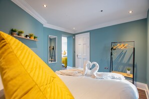 6 slaapkamers, een bureau, een strijkplank/strijkijzer, reisbedje
