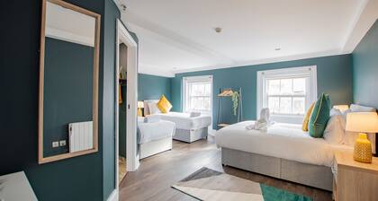 The Yellow Door by Shortstays, Sleeps 25, 2 mins from Temple Bar!