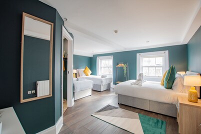 The Yellow Door by Shortstays, Sleeps 25, 2 mins from Temple Bar!
