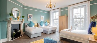 Sleeps 25 | Large Group House | 2 Min Temple Bar
