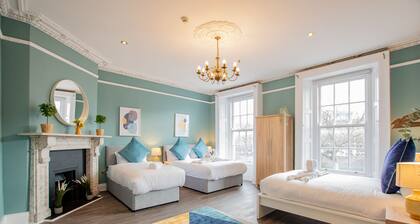 The Yellow Door by Shortstays, Sleeps 25, 2 mins from Temple Bar!