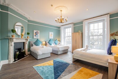 Sleeps 25 | Large Group House | 2 Min Temple Bar