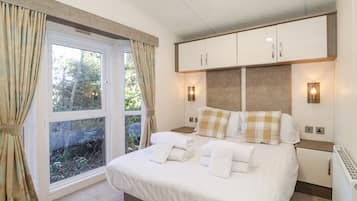 2 dormitorios, decoración individual, mobiliario individual