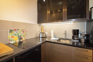 Geladeira, micro-ondas, cooktop, lava-louças
