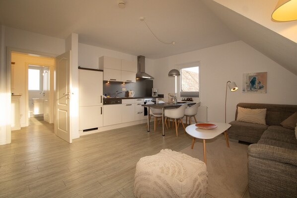 Fridge, microwave, oven, stovetop - Cozy vacation apartment with terrace in Hörnum in Haus Schössler (Hörnum auf Sylt)