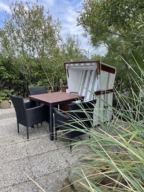 Outdoor dining - Cozy vacation apartment with terrace in Hörnum in Haus Schössler (Hörnum auf Sylt)
