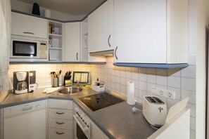 ثلاجة، ميكروويف، فرن، موقد طهي مسطح