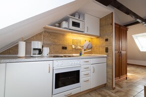 ثلاجة، فرن، موقد طهي مسطح، ماكينة لصنع القهوة/الشاي