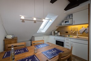 ثلاجة، فرن، موقد طهي مسطح، ماكينة لصنع القهوة/الشاي