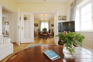 Fernseher, Kamin, Stereoanlage