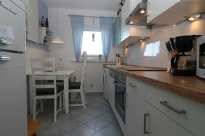 Køleskab, mikrobølgeovn, ovn, kogeplade