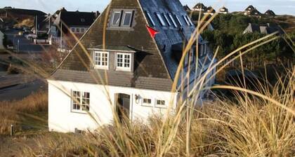 Via two wooden staircases that match the charm of the house...