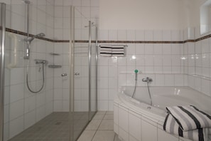 Shower - This 3-room vacation apartment is spacious and on the ground floor (Hörnum auf Sylt)