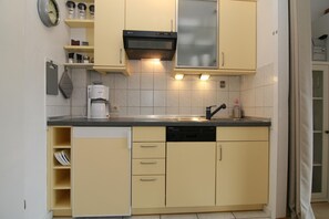 Kühlschrank, Mikrowelle, Herdplatte, Geschirrspüler