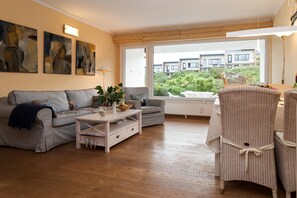 TV, DVD player, stereo - Vacation apartment for up to 4 people (2 adults + 2 children) (Hörnum auf Sylt)