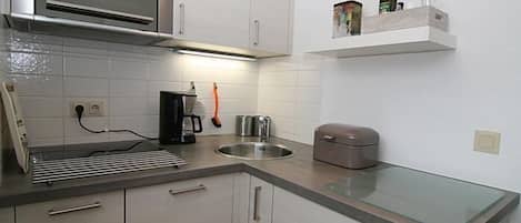 Geladeira, micro-ondas, cooktop, lava-louças