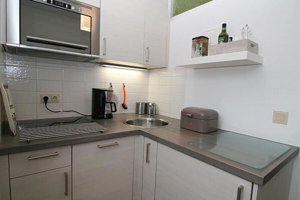 ثلاجة، ميكروويف، موقد طهي مسطح، غسالة أطباق