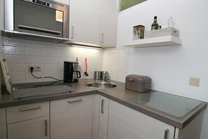 Kühlschrank, Mikrowelle, Herdplatte, Geschirrspüler