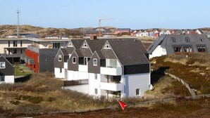 Un quartier résidentiel avec des maisons modernes dotées de toits à pignon et de balcons.