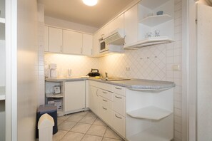 Kühlschrank, Mikrowelle, Herdplatte, Wasserkocher mit Kaffee-/Teezubehör