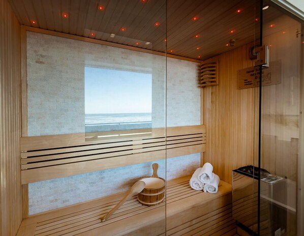 Eine Sauna mit einer hölzernen Sitzbank, einem Holzlöffel und Handtüchern.